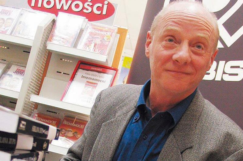 Jonathan Carroll podpisuje swoje książki w księgarni. Od czasu debiutu, pisarz w Polsce jest prawie co roku