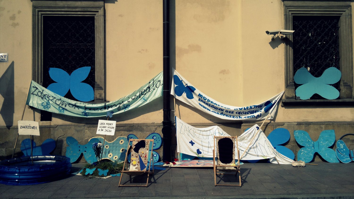 Zaimprowizowana łąka i zalew powstały pod Urzędem Miasta Krakowa