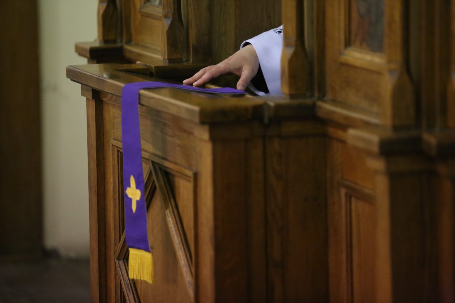 Ksiądz Marcin Ł. zgwałcił trzykrotnie dziewczynę. Grożą mu co najmniej trzy lata więzienia