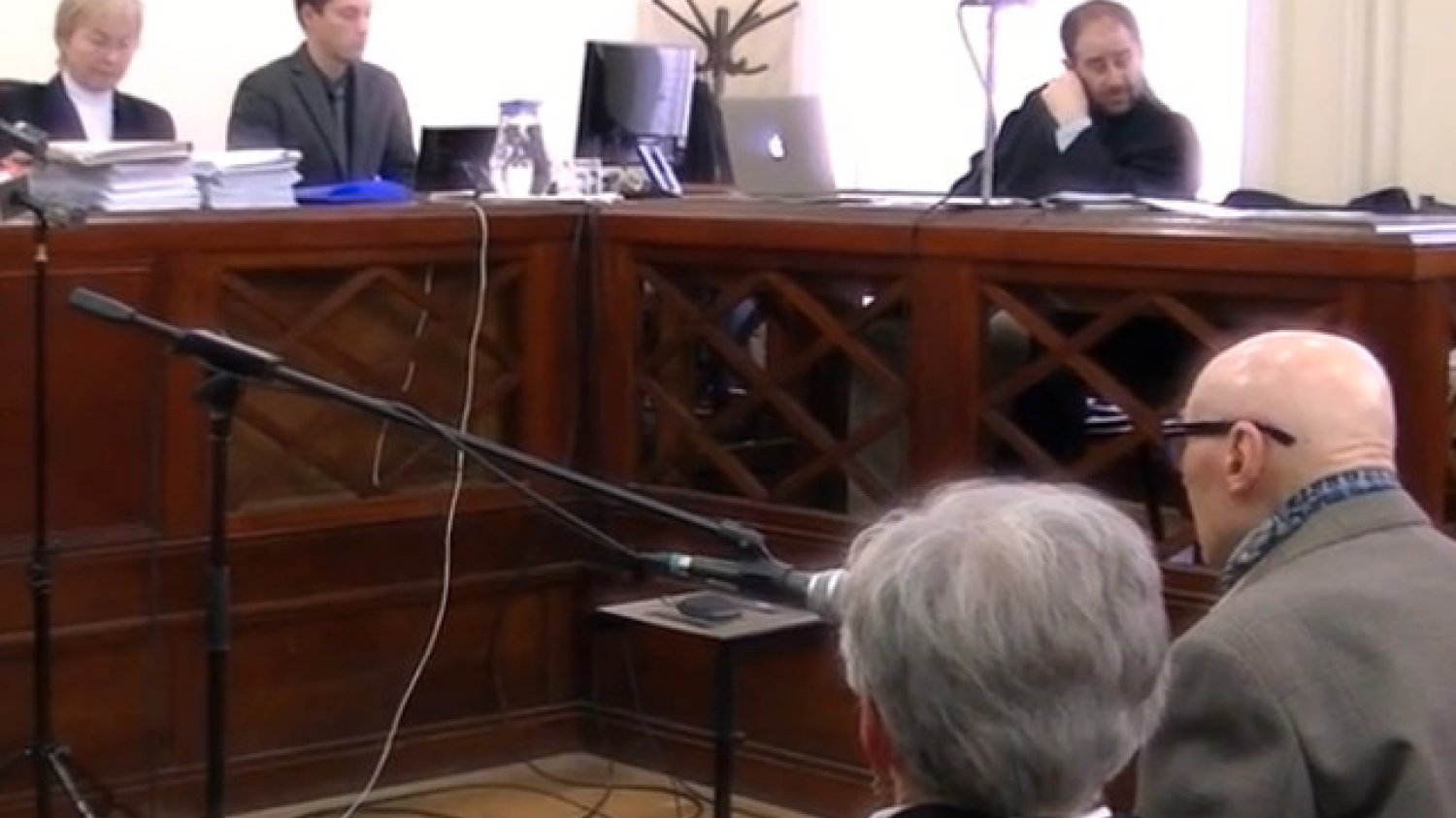 Bela Biszku (w prawym dolnym rogu) stanął przed sądem