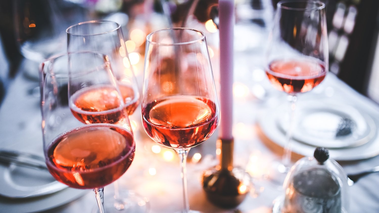 Zatrucie alkoholem może przypominać objawami kaca, ale jest znacznie bardziej dotkliwe