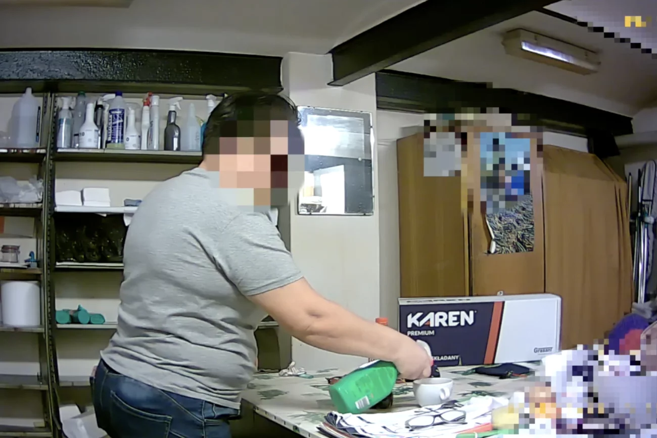 Kobieta truła koleżankę z pracy. Dolewała jej chemikalia do herbaty. Niewiarygodne doniesienia z zaplecza znanego radia. Kobieta dolewała koleżance do herbaty chemikalia.