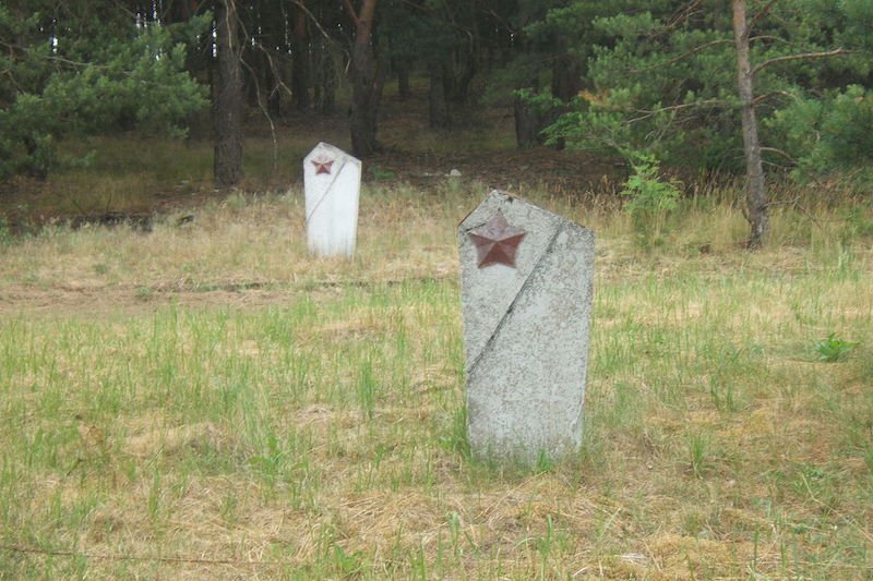 Rosjanie, którzy zginęli w obozie, mają w okolicy swój cmentarz. Niemcy od kilkudziesięciu lat leżą w bezimiennych mogiłach, którymi nikt się nie opiekuje