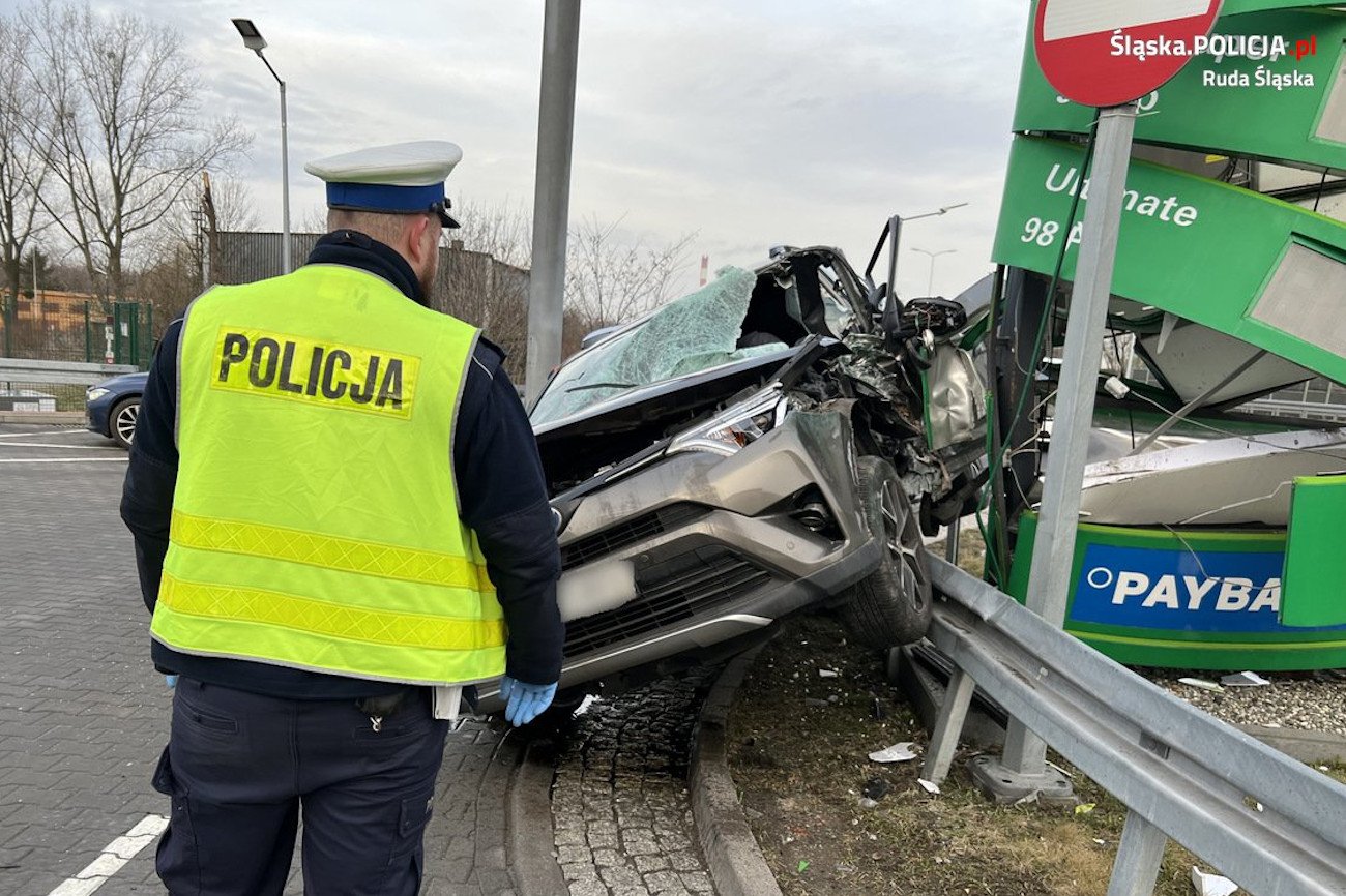 Nietrzeźwy kierowca zakończył pościg na słupie na stacji paliw.