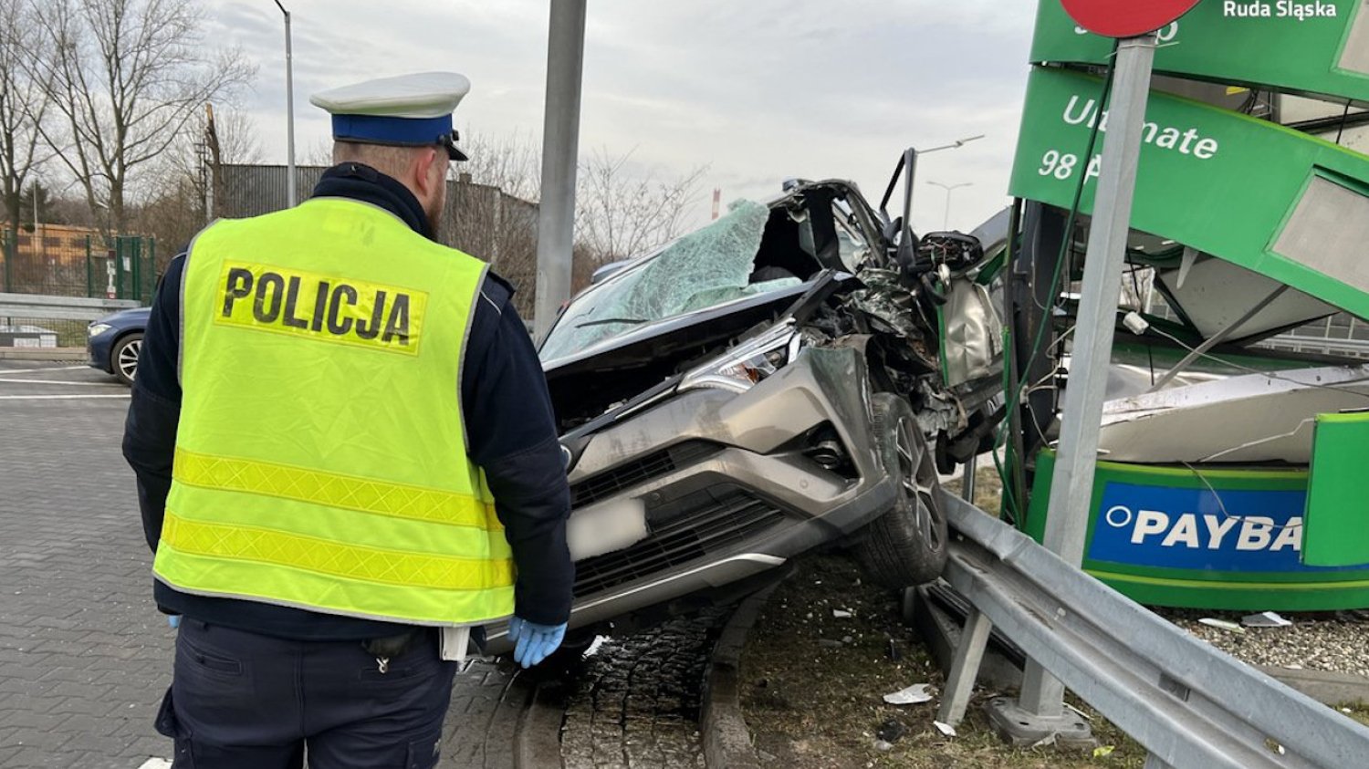 Nietrzeźwy kierowca zakończył pościg na słupie na stacji paliw.