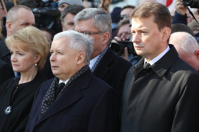 Jarosław Kaczyński uczcił pamięć ofiar katastrofy smoleńskiej przed Pałacem Prezydenckim