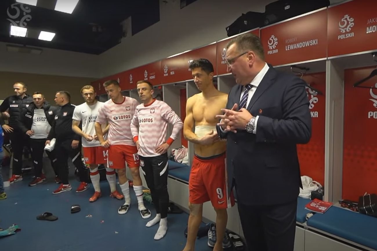 Czesław Michniewicz przemawia w szatni po wygranej ze Szwedami i awansie na mundial