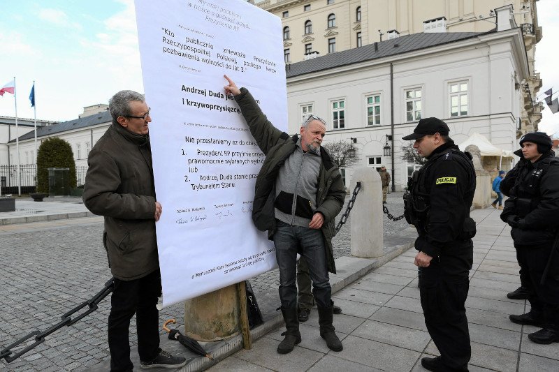 Grupka dawnych opozycjonistów protestowała przed Pałacem Prezydenckim.