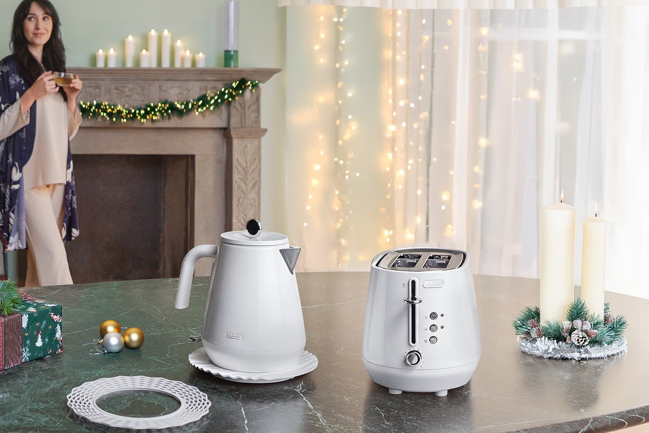 Biały czajnik i toster marki De'Longhi.