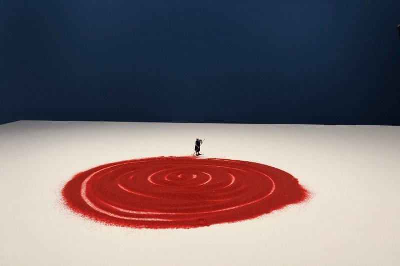 Maleńka postać dostała zadanie nie do wykonania. Liliana Porter pokazuje współczesność w wyjątkowy sposób