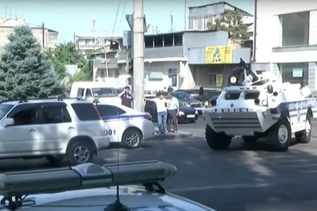 Uzbrojeni ludzie wtargnęli do siedziby policji w Armenii. Przekonują, że to zamach stanu