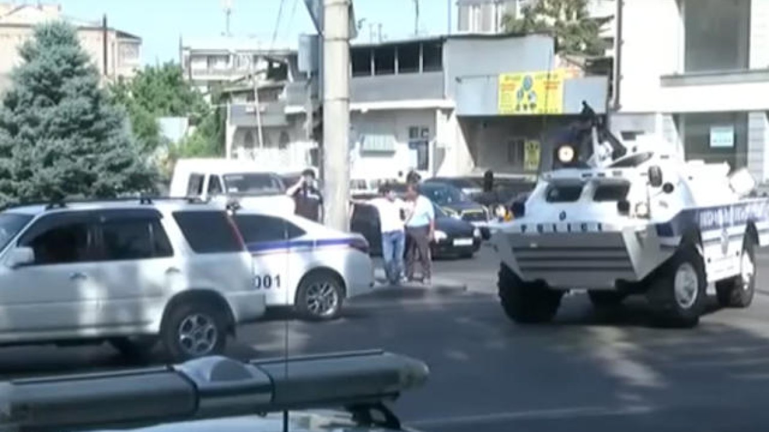 Uzbrojeni ludzie wtargnęli do siedziby policji w Armenii. Przekonują, że to zamach stanu