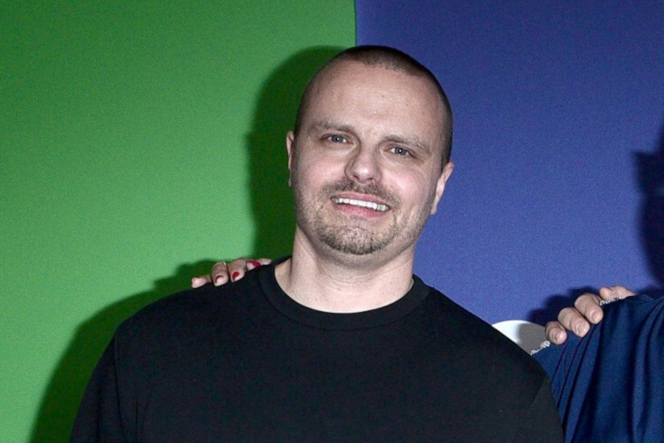 Marcin Hakiel przybył na ramówkę TVN z niemowlakiem.