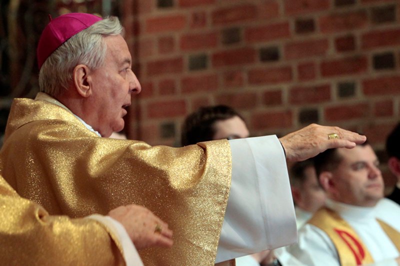 Arcybiskup Juliusz Paetz bohater skandalu seksualnego współprowadził mszę dla  księży. Polski Kościół milczy w tej sprawie.