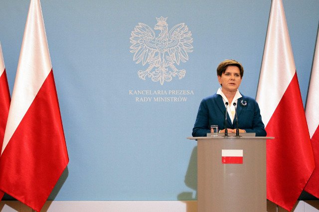 Po posiedzeniach rządu premier Beta Szydło będzie przemawiać na tle wyłącznie biało-czerwonych flag