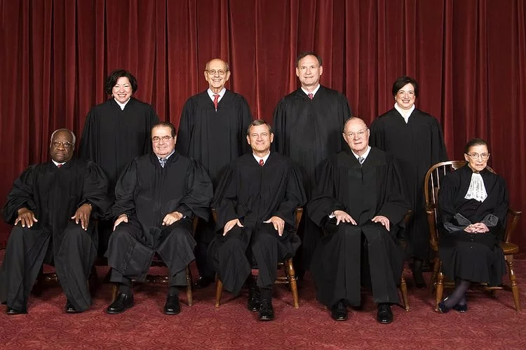 Ostatni skład Sądu Najwyższego USA. Po prawej siedzi sędzia Ruth Bader Ginsberg.