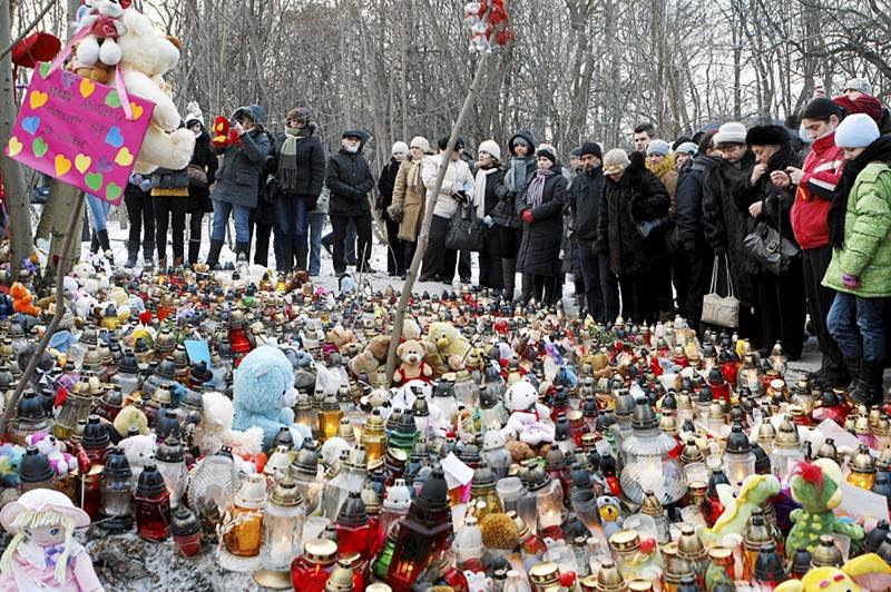 Mieszkańcy Sosnowca składają znicze w miejscu odnalezienia zwłok małej Magdy.