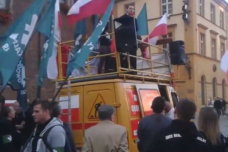 Młody ksiądz Jacek Międlar dzięki przemówieniu na antyimigranckiej demonstracji stał się idolem narodowców.