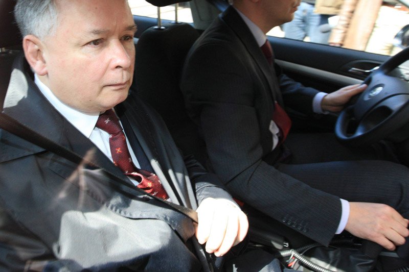 Jarosław Kaczyński ma za sobą podobne przejścia, co prezydent Andrzej Duda. W jego limuzynie także pękła opona.