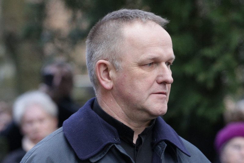 Ks. Wojciech Lemański musiał się rozstać z koloratką.