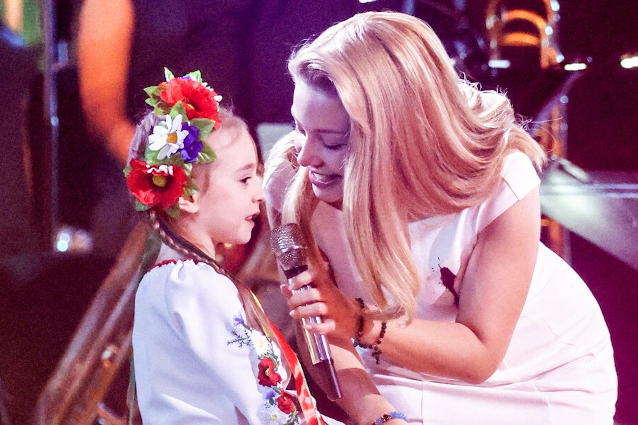 7-letnia Amelia wykonała hymn Ukrainy.