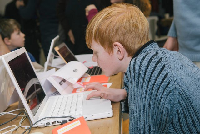 Władze Kalifornii chcą pomóc nieletnim internautom