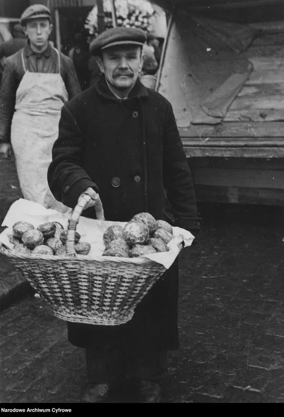 Rok 1934. Przedwojenne zdjęcie przedstawiające sprzedawcę pączków.
