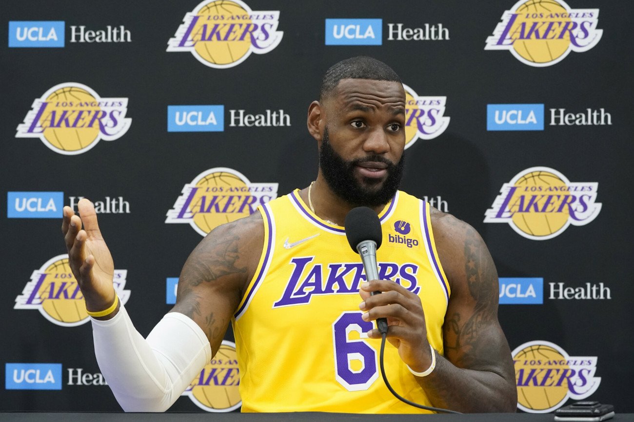 Gwiazdor koszykarskiej ligi NBA LeBron James po początkowym sceptycyzmie, przekonał się do szczepionki na COVID-19.