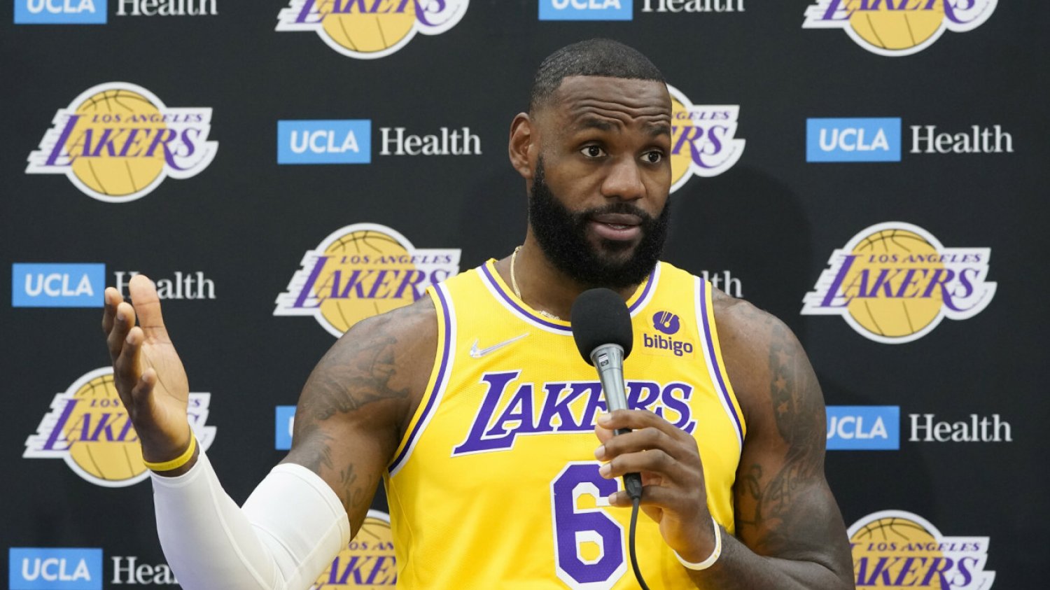 Gwiazdor koszykarskiej ligi NBA LeBron James po początkowym sceptycyzmie, przekonał się do szczepionki na COVID-19.