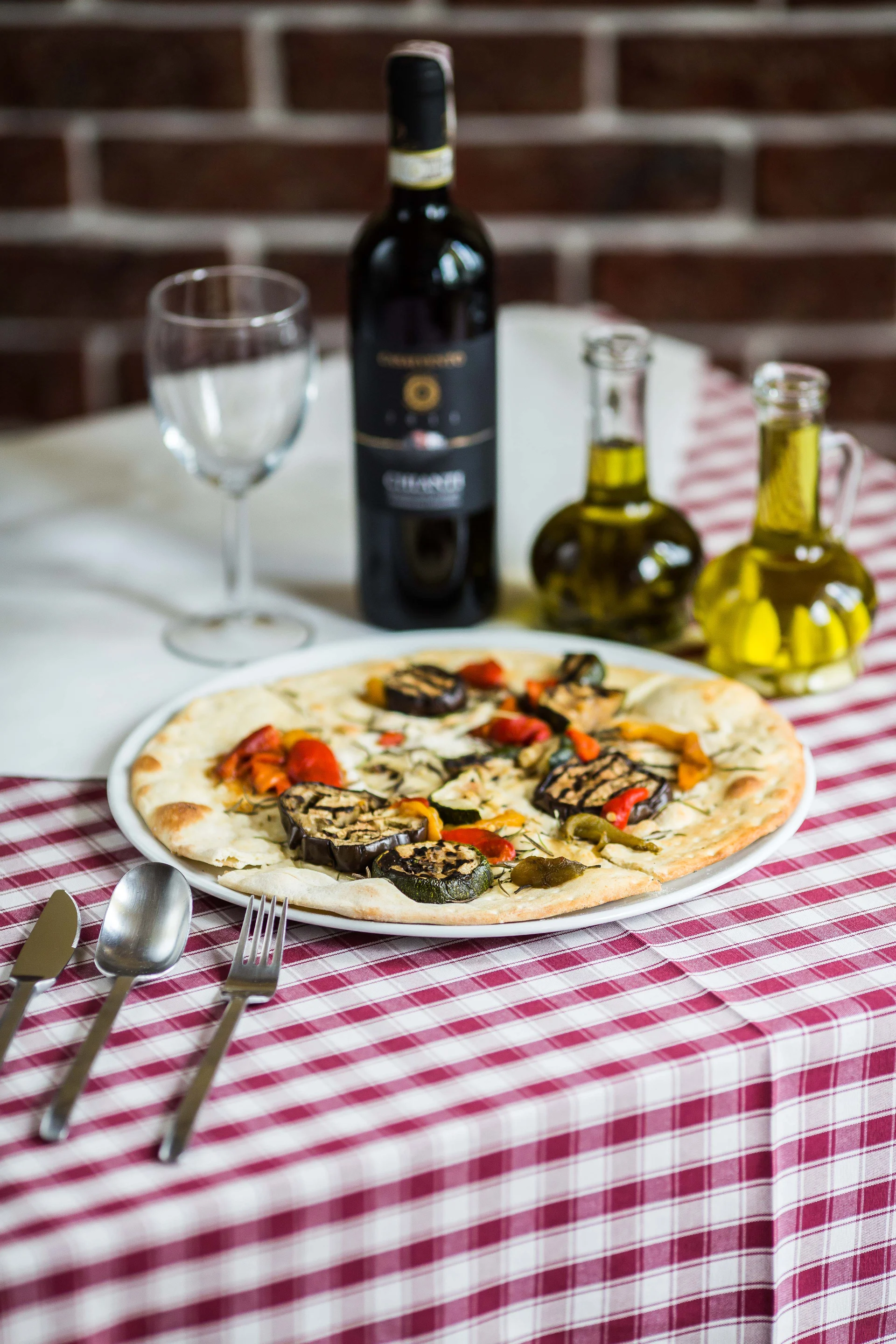 Focaccia bez drożdży z rozmarynem i z grillowanymi warzywami - bakłażanami i paprykami jest znacznie mniej kaloryczna niż klasyczna pizza.