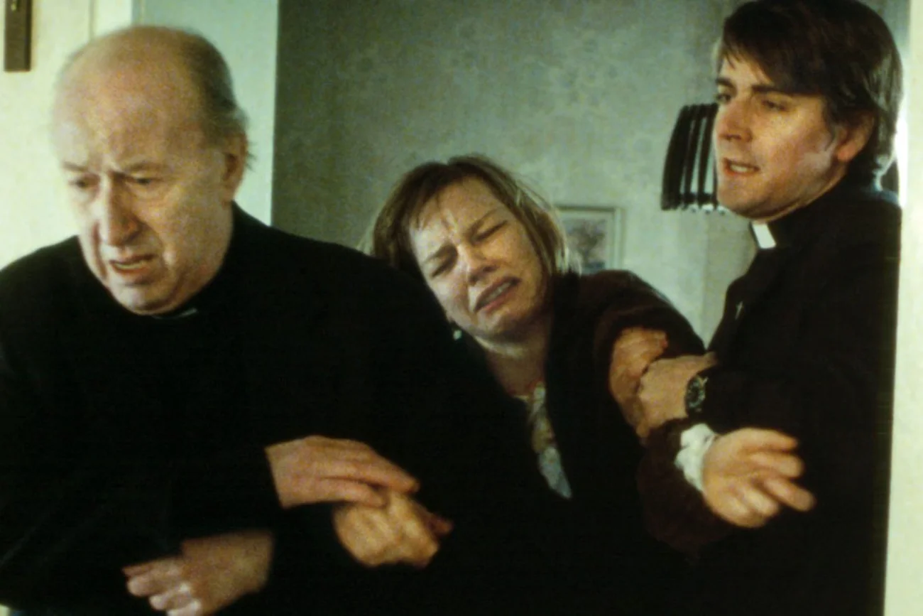 Sandra Huller, Burghart Klaußner i Jens Harzer w filmie "Requiem".