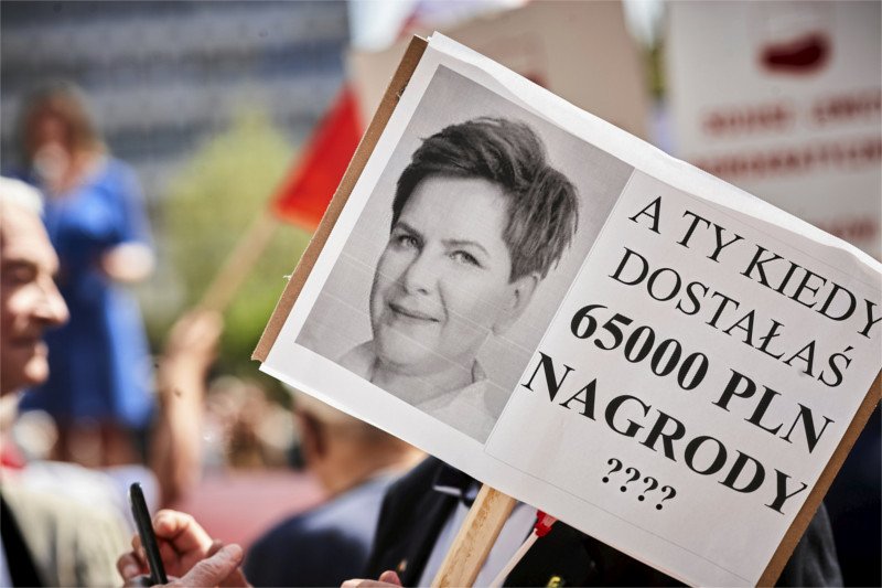 Państwowa Inspekcja Pracy nie zajmie się przyznaniem nagród ministrom rządu Beaty Szydło.