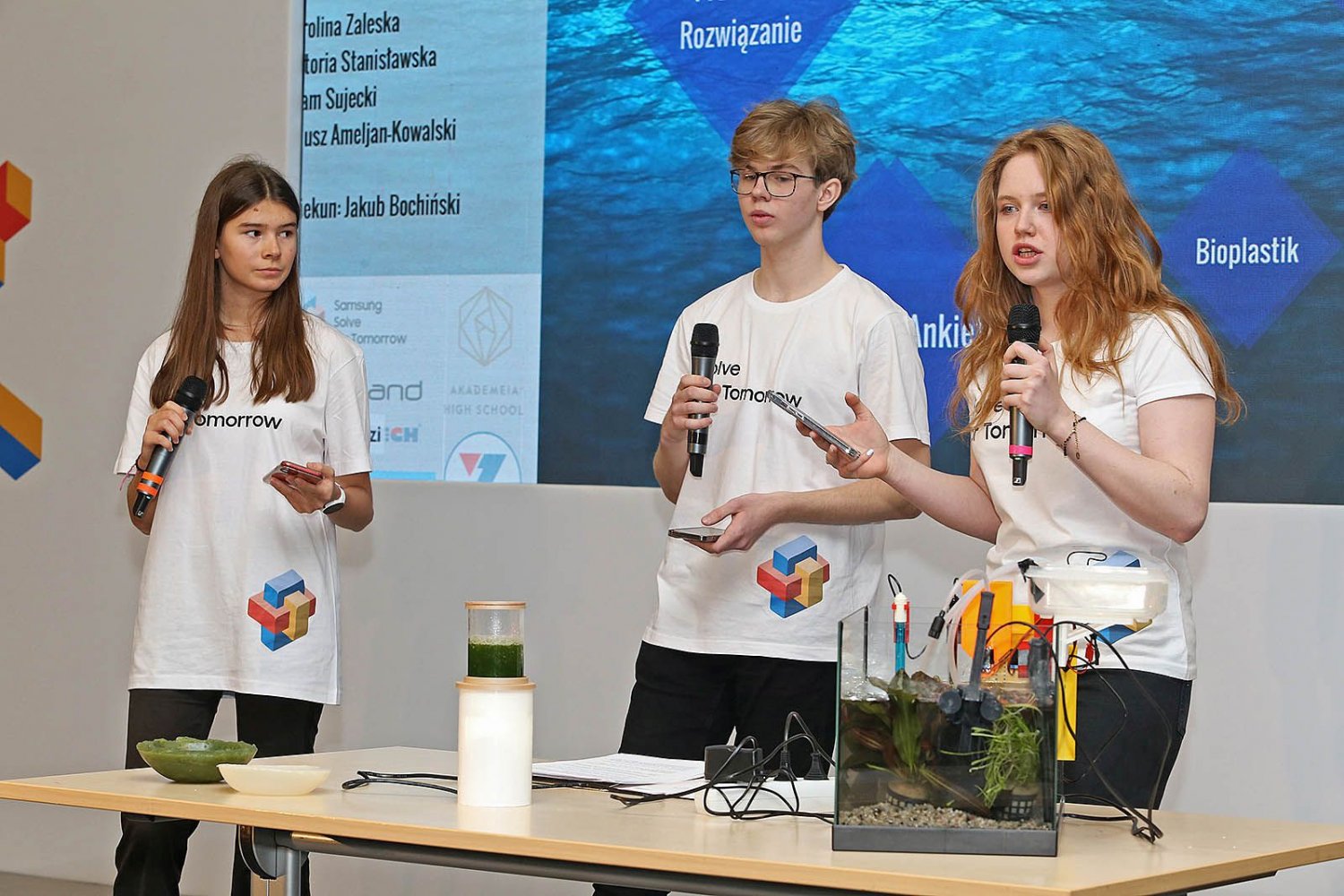 Solve for Tomorrow firmy Samsung to unikatowy program dla uczniów szkół, który ma inspirować ich do szukania rozwiązań problemów współczesnego świata. Na zdjęciu: InnOcean, "Wodorosty kontra CO2", zdobywcy II miejsca w I edycji programu Solve for Tomorrow