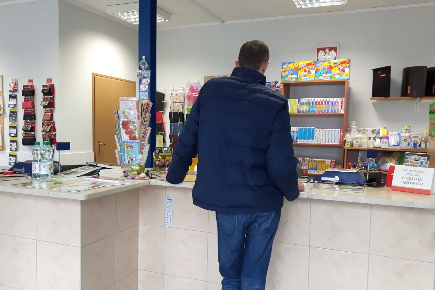 Większość klientów przychodzi na pocztę odebrać przesyłkę, ale zdarzają się tacy, co robią większe zakupy.