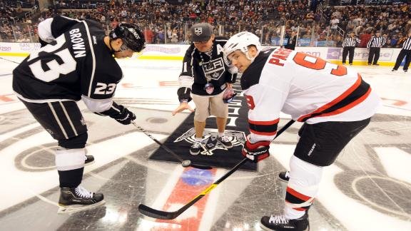 Kapitanowie Dustin Brown (LAK) i Zach Parise (NJD) przed rozpoczęciem jednego z meczów w sezonie zasadniczym.