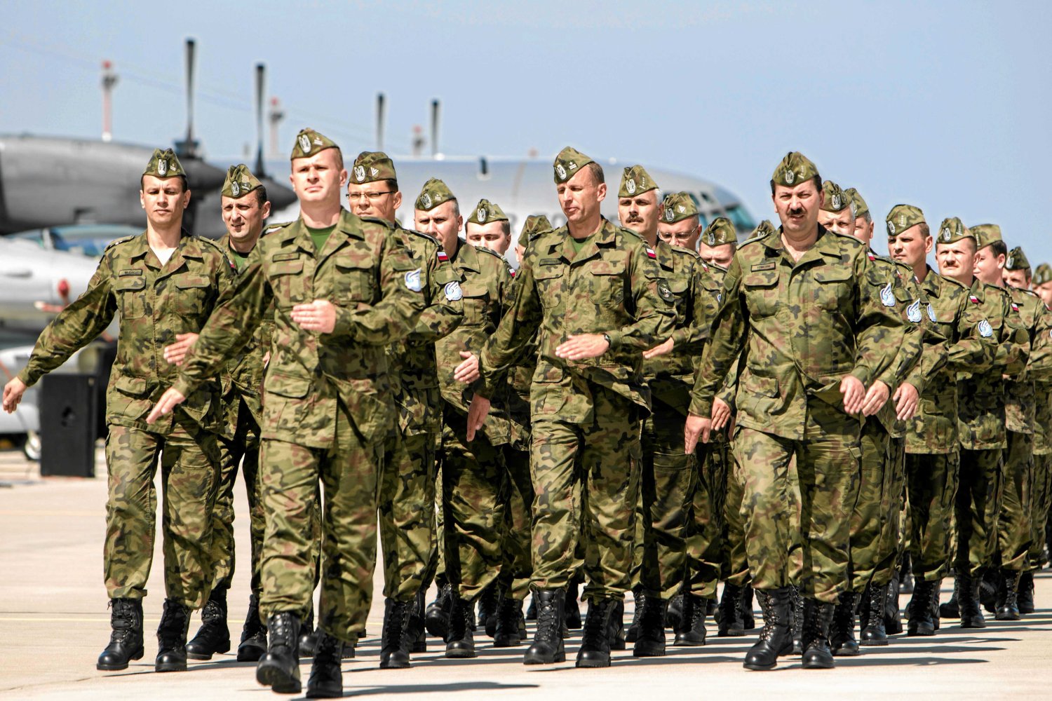 Żołnierze podczas wizyty ministra obrony narodowej Tomasza Siemioniaka w 31. Bazie Lotnictwa Taktycznego w Krzesinach