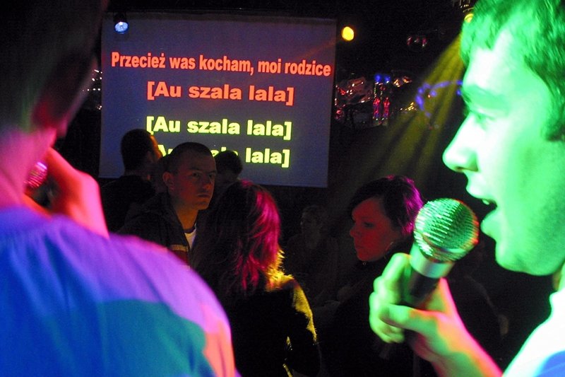 Na stadionie, weselu, urodzinach i imprezie karaoke – wszędzie możemy przekonać się, że Polacy nie potrafią śpiewać.