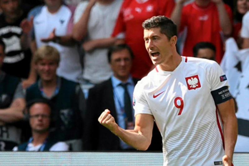 Po meczu z Portugalią kibice zapamiętali "Lewego" jako zdobywcę najszybszego gola na Euro 2016. Tymczasem on ciężko pracował przez całe mistrzostwa.