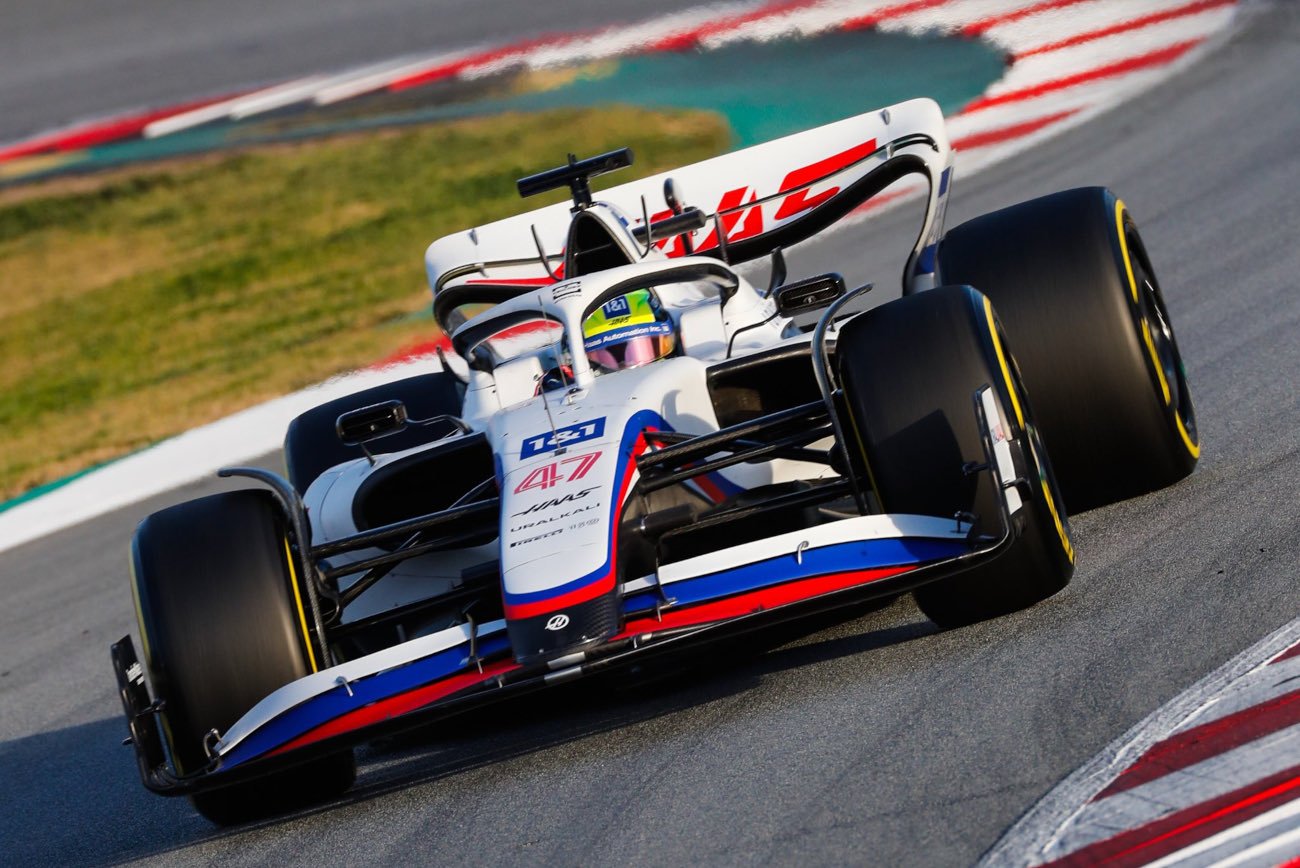 Tak wyglądał bolid Dmitrija Mazepina podczas testów F1 w Barcelonie. Teraz wygląda już zupełnie inaczej...