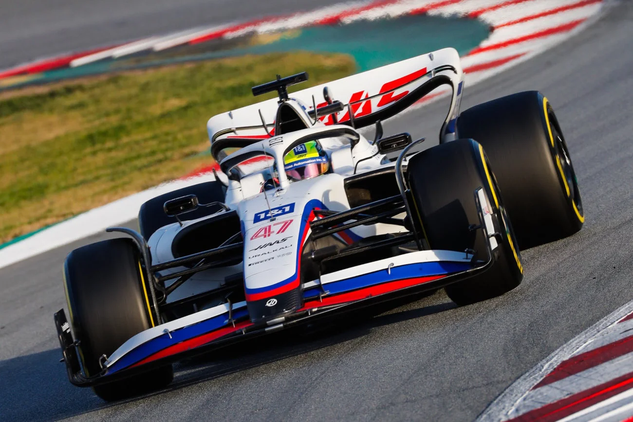 Tak wyglądał bolid Dmitrija Mazepina podczas testów F1 w Barcelonie. Teraz wygląda już zupełnie inaczej...
