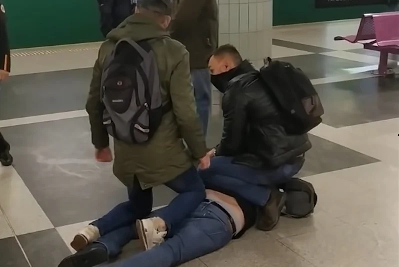 Policjant po służbie zatrzymał w metrze mężczyznę bez maseczki.