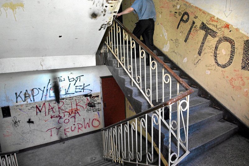 Do bardzo brutalnych ataków na staruszki dochodziło na warszawskich klatkach schodowych. Zdjęcie jest tylko ilustracją do tekstu.