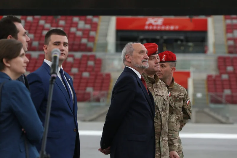 Minister obrony narodowej Antonii Macierewicz podczas pokazu wyszkolenia Oddziału Specjalnego Żandarmerii Wojskowej