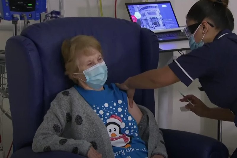 Margaret Keenan z Wielkiej Brytanii to pierwsza osoba na świecie, której podano szczepionkę formy Pfizer/BioNTec.