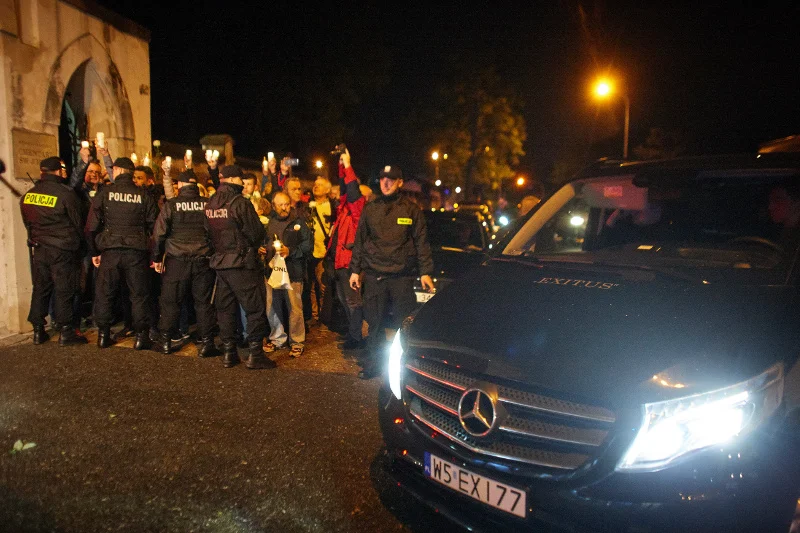 Przeciwko ekshumacji ciała Joanny Agackiej Indeckiej w Łodzi protestowali Obywatele RP. Na pierwszym planie karawan firmy pogrzebowej Exitus