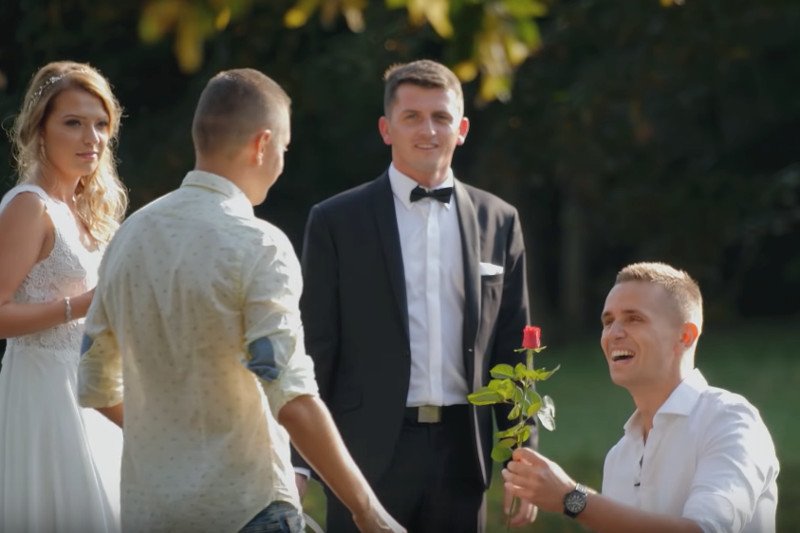 Dawid i Jakub nagrywali ukryta kamerą reakcje przechodniów na gejowskie oświadczyny w miejscu publicznym.