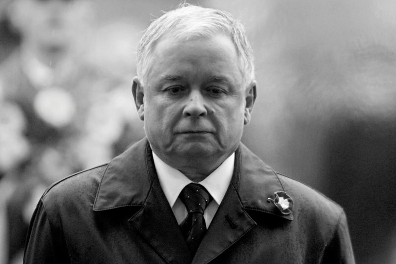 Wśród zdjęć ofiar ze Smoleńska mają być dwie drastyczne fotografie okaleczonego ciała prezydenta Lecha Kaczyńskiego.