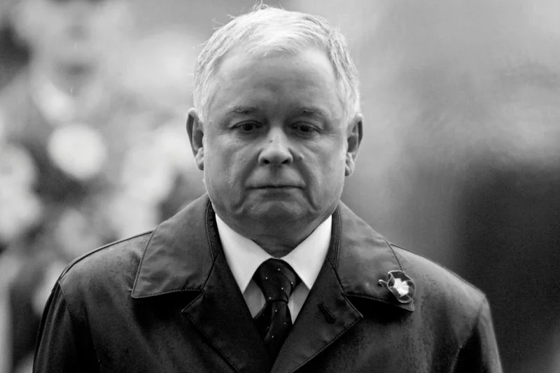 Wśród zdjęć ofiar ze Smoleńska mają być dwie drastyczne fotografie okaleczonego ciała prezydenta Lecha Kaczyńskiego.