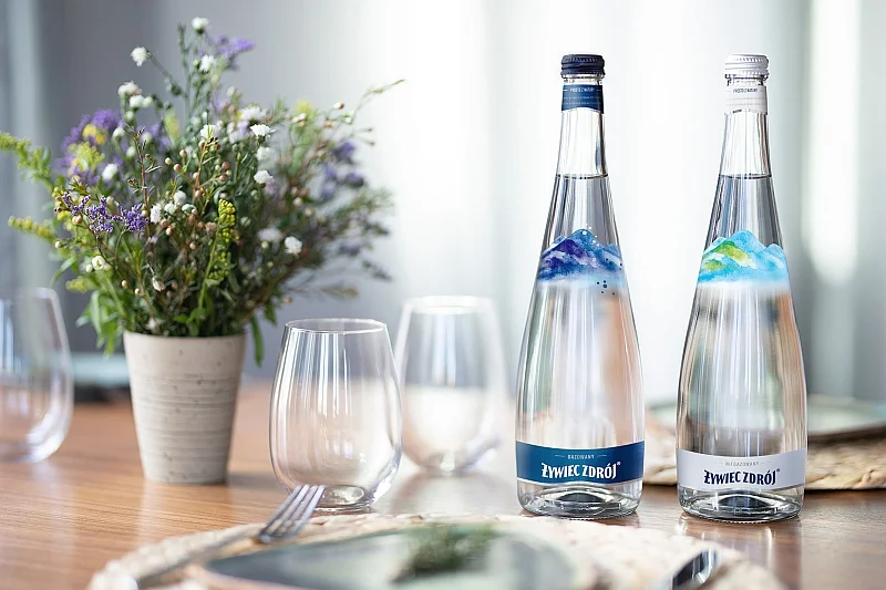 Żywiec Zdrój wprowadził właśnie na rynek krystaliczną górską wodę źródlaną w pięknych, szklanych butelkach. Produkt dostępny jest w 2 wariantach - niegazowanym i gazowanym
