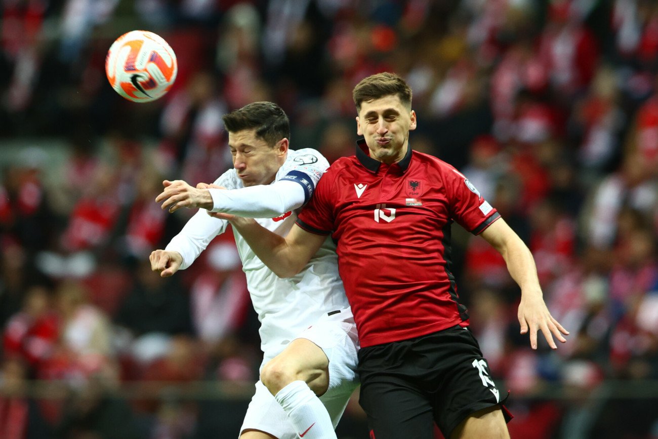 Robert Lewandowski walczy o przełamanie oraz punkty dla Biało-Czerwonych w poniedziałkowym meczu z Albanią.